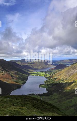 Vista su Buttermere da Fleetwith Pike Fell, Cumbria, Lake District National Park, Inghilterra, Regno Unito Fleetwith Pike Fell è uno dei 214 Wainwright Fell Foto Stock