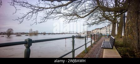 L'alto livello dell'acqua del fiume IJssel con barriera di schiacciamento sott'acqua sul lungomare della città torre di Zutphen nei Paesi Bassi è allagato Foto Stock