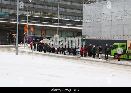 Sciopero dei trasporti pubblici contro il governo finlandese il 14.2,2024. JHL, AKT e altri colpiscono i piani governativi riguardanti i diritti dei lavoratori e i tagli al benessere sociale. I treni non sono inclusi nei giorni 14. E 15. metro, autobus e tram lo sono. I treni erano in sciopero all'inizio di questa settimana. Foto Stock