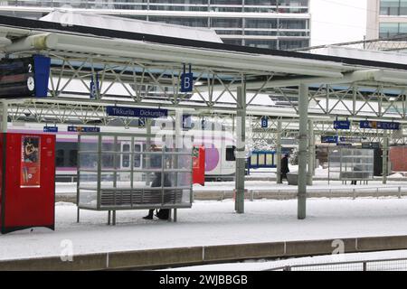 Sciopero dei trasporti pubblici contro il governo finlandese il 14.2,2024. JHL, AKT e altri colpiscono i piani governativi riguardanti i diritti dei lavoratori e i tagli al benessere sociale. I treni non sono inclusi nei giorni 14. E 15. metro, autobus e tram lo sono. I treni erano in sciopero all'inizio di questa settimana. Foto Stock