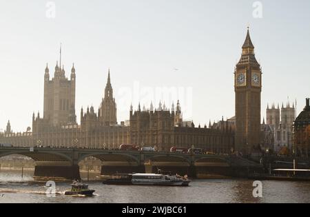 Folle di persone, autobus e traffico che attraversano il ponte di Westminster, il Big Ben e il Parlamento all'alba in Una mattinata di Misty Winters, Londra Regno Unito Foto Stock