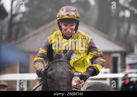 Fontwell, Regno Unito. 14 febbraio 2024, Bradley Harris dopo il 2,20 al Fontwell Park. Foto Stock