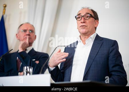 Vienna, Vienna, Austria. 14 febbraio 2024. Foyer stampa dopo il Consiglio dei ministri del governo federale austriaco. L'immagine mostra il Ministro dell'interno Gerhard Karner (OEVP) (a sinistra) e il Ministro degli affari sociali, della salute, dell'assistenza e della tutela dei consumatori Johannes Rauch (Verdi) (Credit Image: © Andreas Stroh/ZUMA Press Wire) SOLO USO EDITORIALE! Non per USO commerciale! Foto Stock