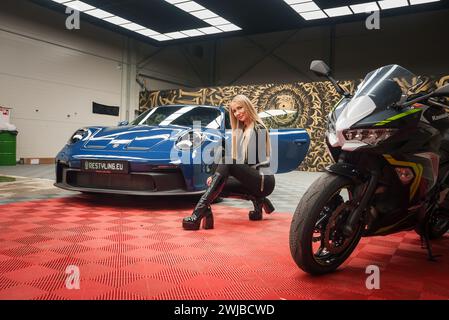 Porsche 911 GT3 e Kawasaki Bike con modello in stile Luxury indoor Foto Stock