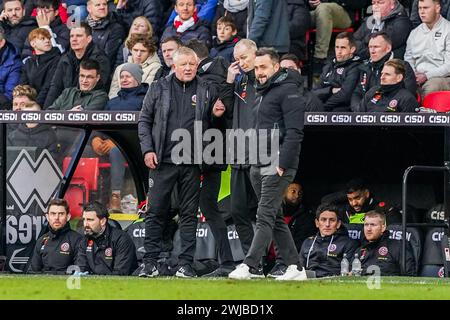 Sheffield, Regno Unito. 27 gennaio 2024. Il manager dello Sheffield United Chris Wilder parla con l'assistente manager Alan Knill durante la partita del quarto turno di Sheffield United FC contro Brighton & Hove Albion FC Emirates fa Cup a Bramall Lane, Sheffield, Inghilterra, Regno Unito il 27 gennaio 2024 Credit: Every Second Media/Alamy Live News Foto Stock