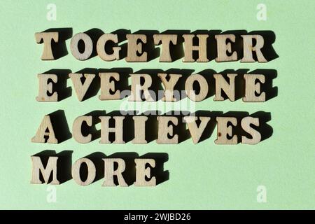 TEAM acronimo di Together Everyone ottiene di più in lettere alfabetiche di legno isolate su sfondo verde Foto Stock