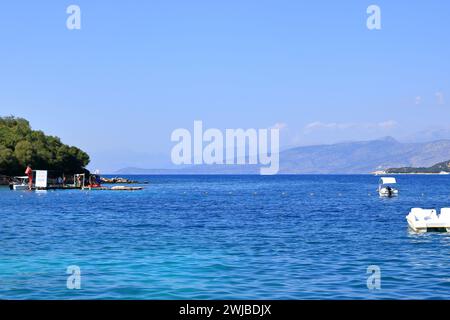 19 settembre 2023 - Ksamil in Albania: Le persone godono della vita in spiaggia durante una giornata di sole Foto Stock