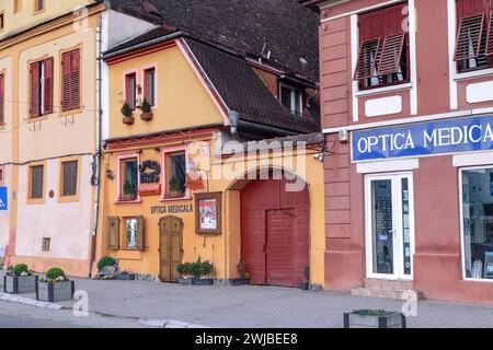 SIGHISOARA, ROMANIA - 2 MAGGIO 2023: Queste sono case storiche ben tenute nella città vecchia fuori le mura della cittadella. Foto Stock