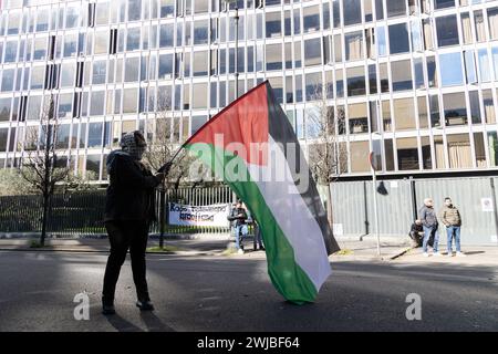 Roma, Italia. 14 febbraio 2024. Una donna sventola una bandiera palestinese di fronte alla sede RAI in Viale Mazzini a Roma (Credit Image: © Matteo Nardone/Pacific Press via ZUMA Press Wire) SOLO USO EDITORIALE! Non per USO commerciale! Foto Stock