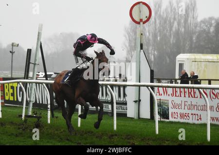 Fontwell, Regno Unito. 14 febbraio 2024, Copper Cove, guidata da Benjamin Macey, vince il 3,20 al Fontwell Park. Foto Stock