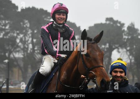 Fontwell, Regno Unito. 14 febbraio 2024, Copper Cove, guidata da Benjamin Macey, vince il 3,20 al Fontwell Park. Foto Stock