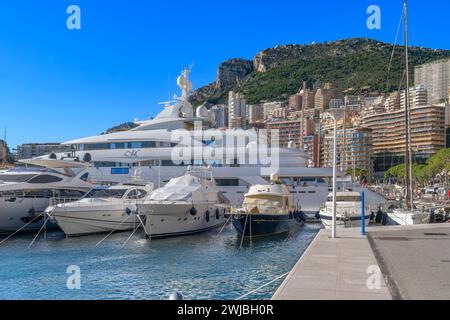 Porto turistico di Port Hercule, Monte Carlo nel Principato di Monaco. Da qui la città sorge sulle colline alle spalle. Intrecciato con strade tortuose e case intelligenti. Foto Stock