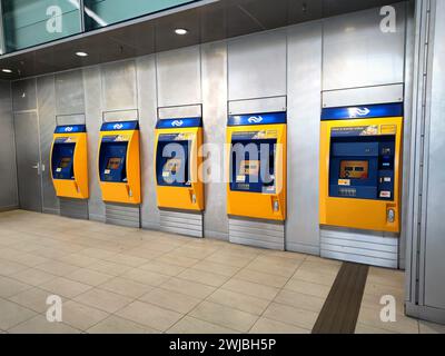Macchine a pagamento dove è possibile acquistare i biglietti del treno alla stazione ferroviaria di Utrecht, Paesi Bassi Foto Stock