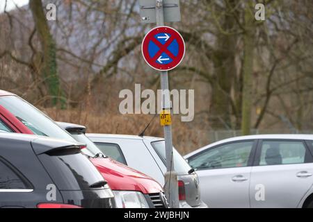 Coblenza, Germania. 14 febbraio 2024. Auto parcheggiate in una zona senza fermate a Coblenza. Crediti: Thomas Frey/dpa/Alamy Live News Foto Stock