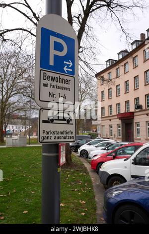 Coblenza, Germania. 14 febbraio 2024. Auto parcheggiate in un parcheggio per residenti a Coblenza. La tariffa è calcolata utilizzando la seguente formula: Lunghezza tempi larghezza tempi 45 centesimi per 52 settimane. Ci sono circa 6000 permessi di parcheggio a Coblenza, principalmente nel centro della città e nei quartieri limitrofi. Crediti: Thomas Frey/dpa/Alamy Live News Foto Stock