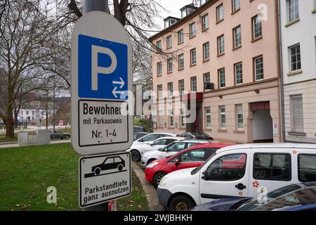 Coblenza, Germania. 14 febbraio 2024. Auto parcheggiate in un parcheggio per residenti a Coblenza. La tariffa è calcolata utilizzando la seguente formula: Lunghezza tempi larghezza tempi 45 centesimi per 52 settimane. Ci sono circa 6000 permessi di parcheggio a Coblenza, principalmente nel centro della città e nei quartieri limitrofi. Crediti: Thomas Frey/dpa/Alamy Live News Foto Stock