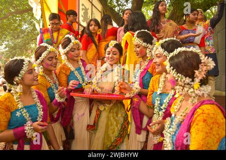 Dacca. 14 febbraio 2024. Le donne partecipano alla celebrazione del Pohela Falgun, il primo giorno di primavera e del mese bengalese Falgun, a Dacca, Bangladesh, 14 febbraio 2024. Crediti: Xinhua/Alamy Live News Foto Stock