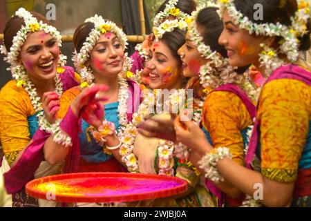 Dacca. 14 febbraio 2024. Le donne partecipano alla celebrazione del Pohela Falgun, il primo giorno di primavera e del mese bengalese Falgun, a Dacca, Bangladesh, 14 febbraio 2024. Crediti: Xinhua/Alamy Live News Foto Stock