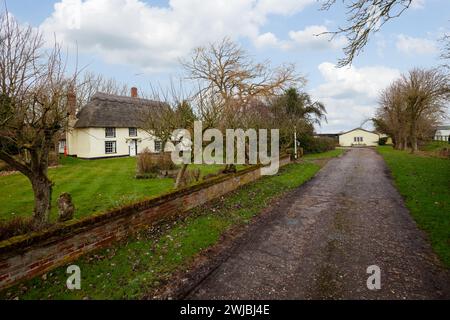 Wickhambrook, Suffolk - gennaio 212 2020: Tradizionale cascina indipendente con tetto in paglia e annessi Foto Stock