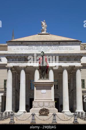 Statua di Giuseppe Garibaldi davanti al Teatro Carlo Felice , Piazza De Ferrari, Genova, Italia Foto Stock