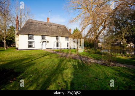 Wickhambrook, Suffolk - gennaio 212 2020: Tradizionale cascina indipendente con tetto in paglia Foto Stock