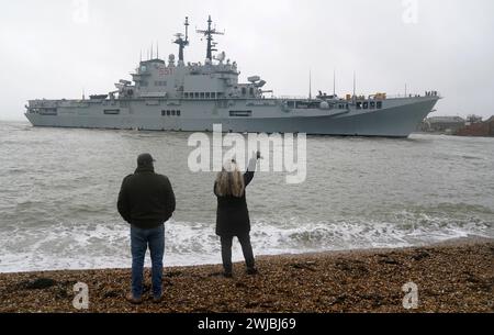 La portaerei italiana IL SUO Giuseppe Garibaldi arriva al porto di Portsmouth. Data foto: Mercoledì 14 febbraio 2024. Foto Stock