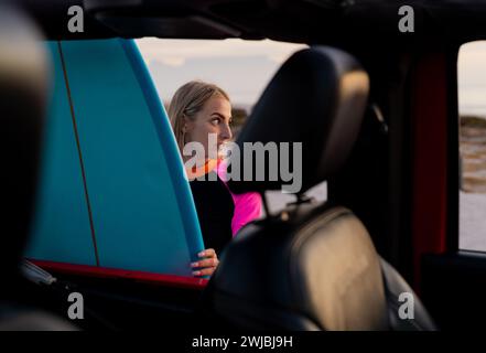 La giovane donna caucasica guarda fuori da un'auto Foto Stock