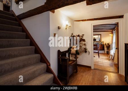 Wickhambrook, Suffolk - gennaio 212 2020: Cottage hall e scale del XVII secolo Foto Stock