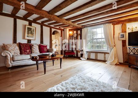 Wickhambrook, Suffolk - gennaio 212 2020: Soggiorno arredato in stile tradizionale nel cottage del XVII secolo Foto Stock