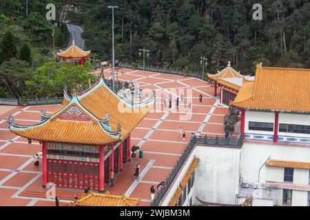Genting Highlands, Pahang, Malesia - 1 novembre 2023: Vista dall'alto del vasto complesso del tempio delle grotte di Chin Swee a Genting Highlands, Pahang, Malesia. Foto Stock