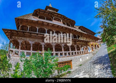 Edifici nel complesso monastico di Barsana, Maramures, Romania. La prima chiesa in legno fu costruita nel 1711 e il monastero ortodosso di Barsana è incluso Foto Stock