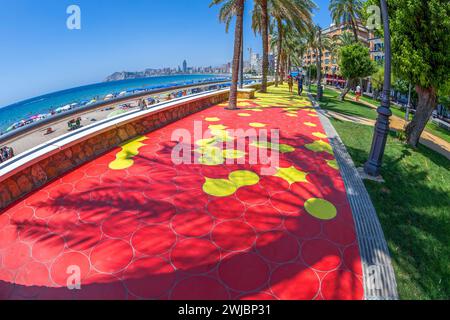 BENIDORM, COSTA BLANCA, SPAGNA - 13 AGOSTO 2020: Vista fisheye con passeggiata colorata sulla spiaggia di Benidorm lungo la Playa de Poniente. Località turistica. Foto Stock