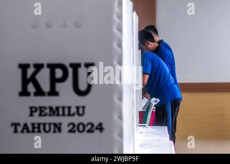 Bogor, Indonesia. 14 febbraio 2024. Un prigioniero getta il proprio voto in un seggio elettorale in prigione, durante le elezioni generali a Bogor, Indonesia, il 14 febbraio 2024. (Foto di Andi M Ridwan/INA Photo Agency/Sipa USA) credito: SIPA USA/Alamy Live News Foto Stock
