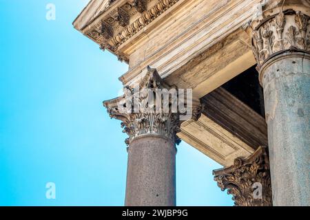 Capitale della colonna ionica, dettagli architettonici. Vista ad angolo basso dei dettagli architettonici romani di un edificio. Foto Stock