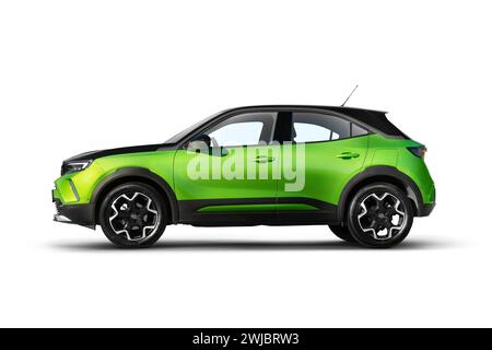 Izmir, Turchia - 23 dicembre 2023: Foto in studio di una Opel Mokka verde del 2022 che mostra il lato sinistro su sfondo bianco Foto Stock