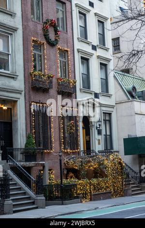 Brownstone Apartment Buildings sulla East 38th Street, Murray Hill, NYC, USA, 2024 Foto Stock