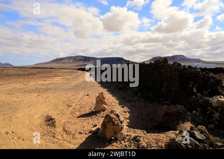 Lunghi muri rettilinei a secco fatti di rocce vulcaniche che si estendono per chilometri, El Roque, Fuerteventura, scattati nel novembre 2023 Foto Stock