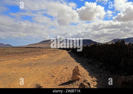 Lunghi muri rettilinei a secco fatti di rocce vulcaniche che si estendono per chilometri, El Roque, Fuerteventura, scattati nel novembre 2023 Foto Stock