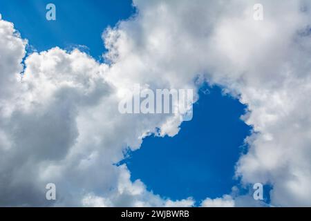 A forma di cuore in cloud il cielo blu Foto Stock