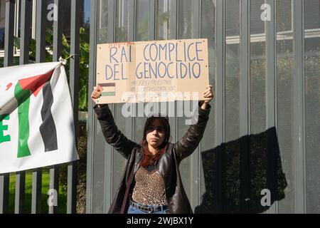 Roma, Italia. 14 febbraio 2024. Roma - Roma - dimostrazione di potere al popolo, cambiamento di rotta, OSA, la Comunità palestinese in Italia e l'Unione Democratica arabo-palestinese di fronte alla sede della Rai in Viale Mazzini a Roma, dopo il caso della dichiarazione letta su domenica di Mara Venier in cui l'amministratore delegato della televisione pubblica, Roberto Sergio, si dissocia dalle parole pronunciate da Ghali durante il Festival di Sanremo contro l'operazione di Israele a Gaza solo uso editoriale credito: Agenzia fotografica indipendente/Alamy Live News Foto Stock