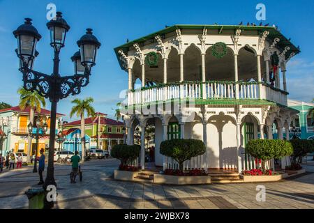 Gazebo vittoriano o bancarello in Independence Square a Puerto Plata, Repubblica Dominicana. Foto Stock