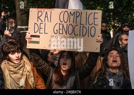 Roma, Italia. 14 febbraio 2024. Roma - Roma - dimostrazione di potere al popolo, cambiamento di rotta, OSA, la Comunità palestinese in Italia e l'Unione Democratica arabo-palestinese di fronte alla sede della Rai in Viale Mazzini a Roma, dopo il caso della dichiarazione letta su domenica di Mara Venier in cui l'amministratore delegato della televisione pubblica, Roberto Sergio, si dissocia dalle parole pronunciate da Ghali durante il Festival di Sanremo contro l'operazione di Israele a Gaza solo uso editoriale credito: Agenzia fotografica indipendente/Alamy Live News Foto Stock