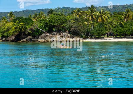 Pescatori al largo della costa di Cayo Levantado, un'isola turistica nella baia di Samana nella Repubblica Dominicana. Foto Stock