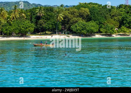 Pescatori al largo della costa di Cayo Levantado, un'isola turistica nella baia di Samana nella Repubblica Dominicana. Foto Stock