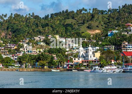 La colorata città di Samana sulla baia di Samana sulla costa orientale della Repubblica Dominicana è un centro per l'avvistamento delle balene da gennaio a maggio. Foto Stock