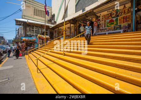 Famosi gradini gialli che conducono al Mercado Modelo a Santo Domingo, Repubblica Dominicana. Foto Stock