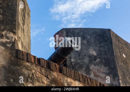 Il cannone spagnolo punta sopra il muro a Fortaleza San Felipe, ora un museo a Puerto Plata, Repubblica Dominicana. Foto Stock