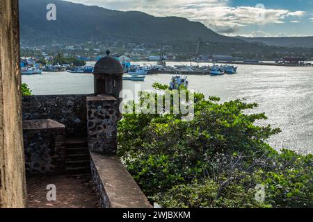 Una guerite spagnola o una scatola di sentinelle a Fortaleza San Felipe, ora un museo a Puerto Plata, Repubblica Dominicana, che si affaccia sul porto. Foto Stock