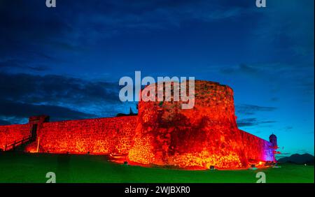 Illuminazione colorata a Fortaleza San Felipe, ora museo nel Parco la Puntilla a Puerto Plata, Repubblica Dominicana. Foto Stock