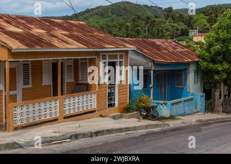 Due case colorate con tetti in metallo ondulato arrugginito nella provincia di Barahona, nella Repubblica Dominicana rurale. Foto Stock